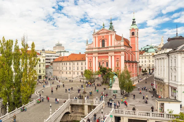 Preseren square a františkánský kostel Zvěstování Panny Marie, Lublaň, Slovinsko, Evropa. — Stock fotografie