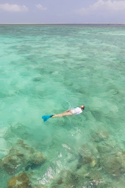 Mujer haciendo snorkel en mar claro y poco profundo de laguna tropical con agua azul turquesa. —  Fotos de Stock