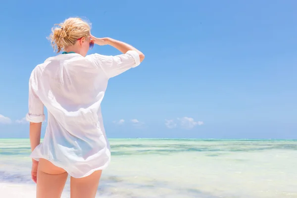 Gelukkige vrouw genieten, ontspannen vreugdevol in de zomer op tropisch strand. — Stockfoto