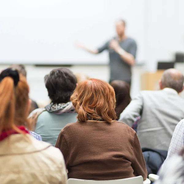 Hombre dando presentación en sala de conferencias en la universidad. — Foto de Stock