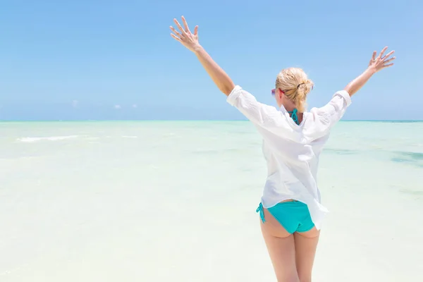 Donna felice godendo, rilassante gioiosamente in estate sulla spiaggia tropicale . — Foto Stock