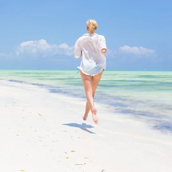 Gelukkige vrouw plezier, genieten van de zomer, vreugdevol uitgevoerd op tropisch strand. — Stockfoto