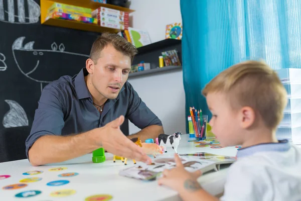 Ładny mały chłopiec o speechtherapist sesji. — Zdjęcie stockowe