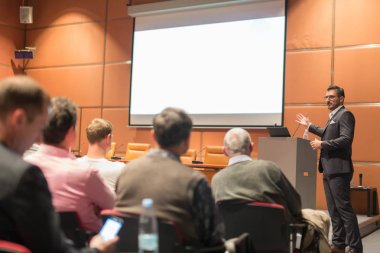 İş konuşmacısı iş konferansında konuşma yapacak..