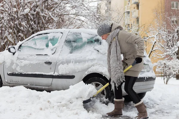 Független nő a shoveling hó a téli. — Stock Fotó