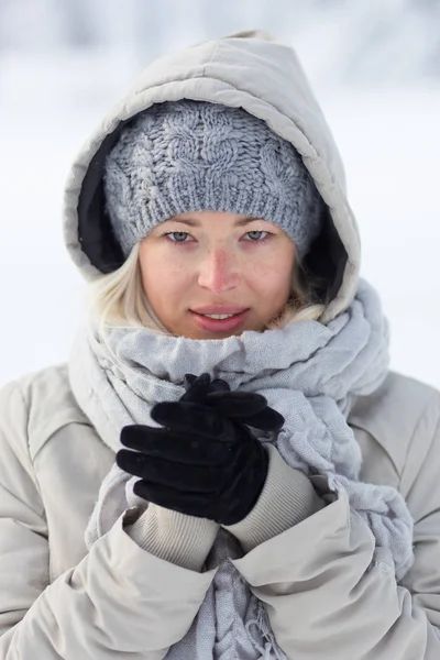 Retrato de senhora ao ar livre na neve no tempo frio de inverno . — Fotografia de Stock