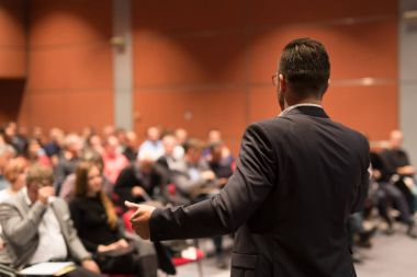 İş Etkinliği 'nde konuşma yapan konuşmacı.
