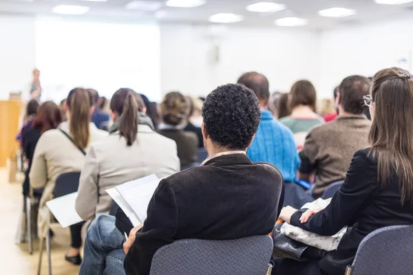 Mujer dando presentación sobre conferencia de negocios. — Foto de Stock