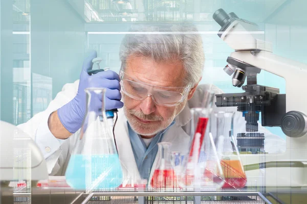 Ricerche di alto livello sulle scienze biologiche in un moderno laboratorio scientifico . — Foto Stock