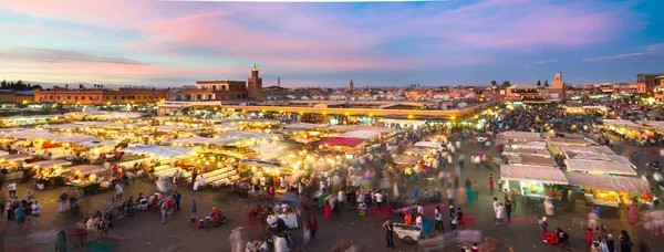 Jamaa el Fna market square in sunset, Marraquexe, Marrocos, norte da África . — Fotografia de Stock