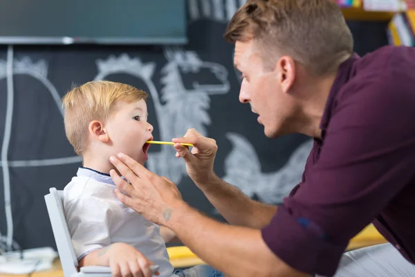 Ładny mały chłopiec o speechtherapist sesji. — Zdjęcie stockowe