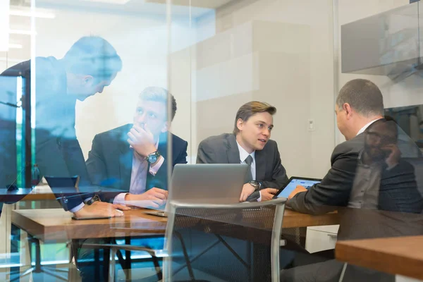 Affärsmän sitter och brainstormar på företagsmöte. — Stockfoto