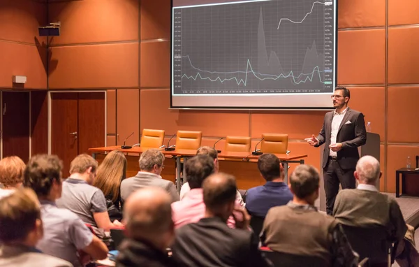Business speaker geeft een lezing op business conference event. — Stockfoto