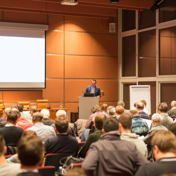 Wirtschaftssprecher hält einen Vortrag auf einer Konferenz. — Stockfoto