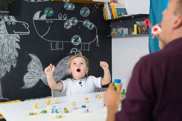 Konuşma terapisindeki küçük tatlı çocuk..