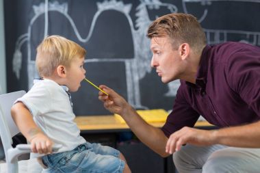 Sevimli küçük çocuk speechtherapist oturumunda.