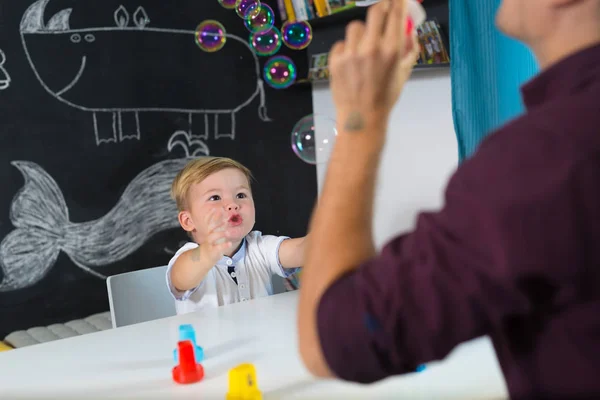 Lindo niño pequeño en la sesión de terapia infantil . — Foto de Stock