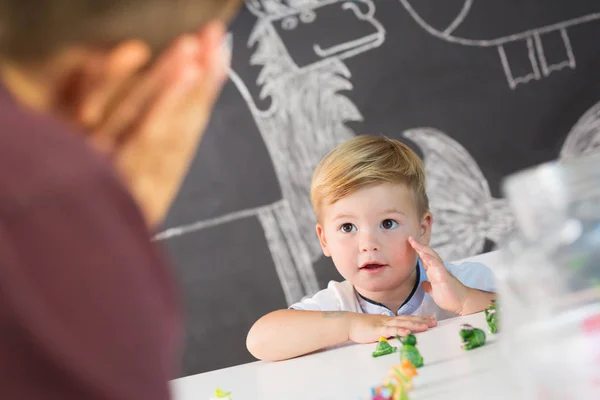 Bonito menino criança na sessão de terapia infantil . — Fotografia de Stock