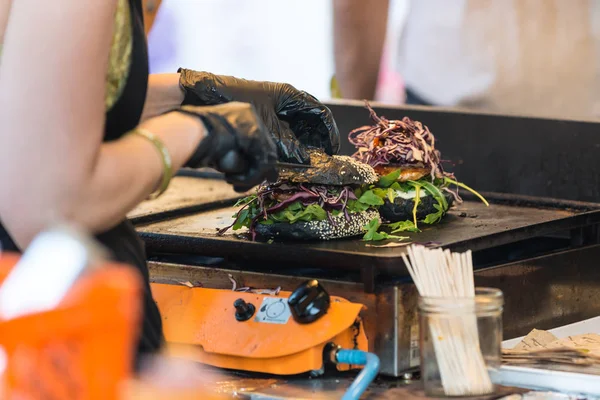 Chef haciendo hamburguesas de carne al aire libre en cocina abierta evento festival internacional de comida . —  Fotos de Stock