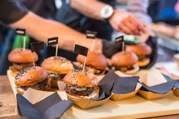 Chef haciendo hamburguesas de carne al aire libre en cocina abierta evento festival internacional de comida . —  Fotos de Stock
