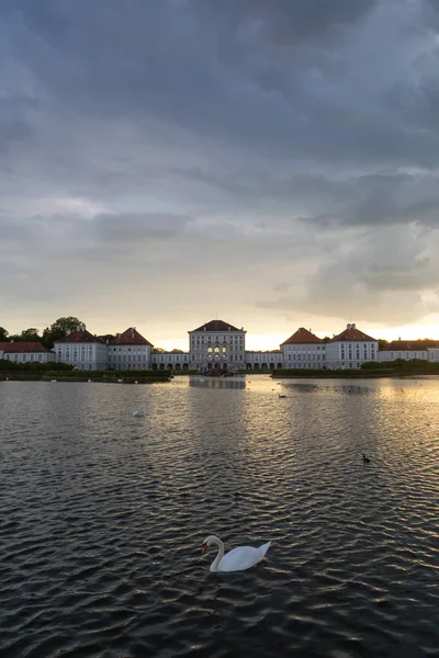 Cenário dramático do pôr-do-sol pós-tempestade do palácio de Nymphenburg em Munique Alemanha . — Fotografia de Stock