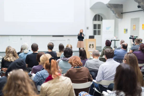 İş konferansında sunum yapan kadın.