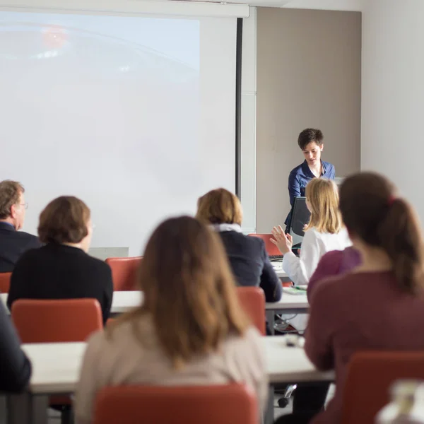 Woman giving presentation in lecture hall at university. — Stock Photo, Image