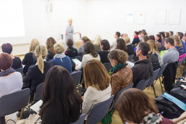 Mujer dando presentación sobre conferencia de negocios. — Foto de Stock