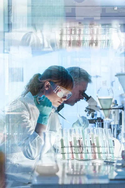 Tudományos laboratóriumban dolgozó egészségügyi kutatók. — Stock Fotó
