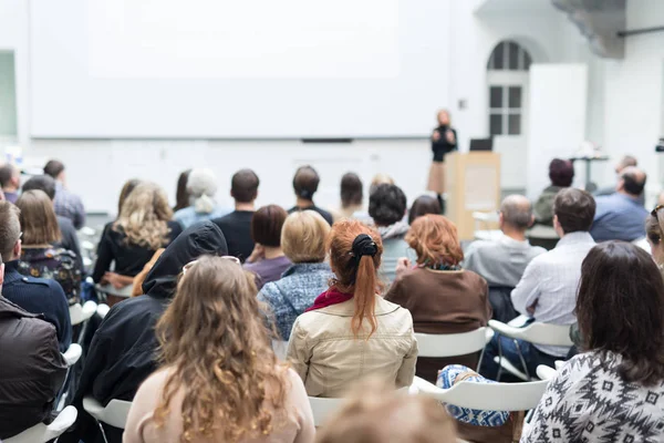 Frau hält Vortrag auf Wirtschaftskonferenz. — Stockfoto