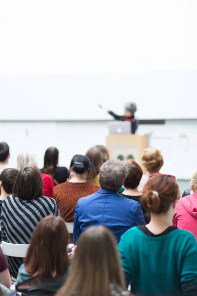 Mujer dando presentación sobre conferencia de negocios. — Foto de Stock