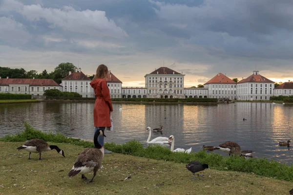 Dramatisk post storm solnedgång landskap i Nymphenburg palats i München Tyskland. — Stockfoto