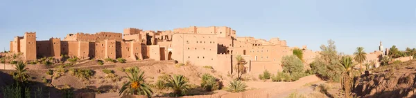 Panorama nádherné kasbah nebo staré tradiční arabské pevnosti ve městě Ouarzazate, Maroko. — Stock fotografie