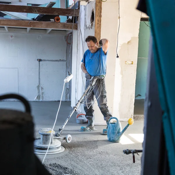 Arbeiders polijsten zand en cement dekvloer. — Stockfoto