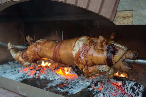 Piglet ahşap bir ateşte şiş üzerinde.