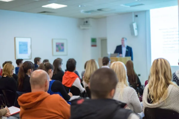 Man ger presentation i föreläsningssalen vid universitetet. — Stockfoto