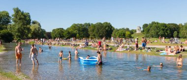 Englischer Garten Şehir Parkı Münih, Almanya yaz günü zevk insanlar.