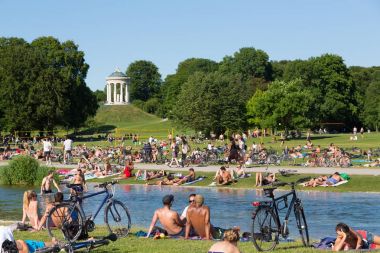 Englischer Garten Şehir Parkı Münih, Almanya yaz günü zevk insanlar.