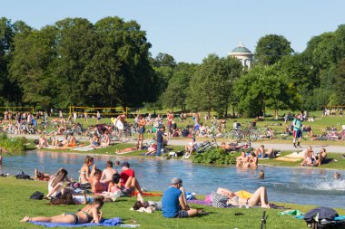 Englischer Garten Şehir Parkı Münih, Almanya yaz günü zevk insanlar.