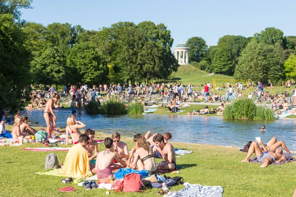 Άνθρωποι που απολαμβάνουν την καλοκαιρινή μέρα στο δημοτικό πάρκο Englischer Garten, Μόναχο, Γερμανία. — Φωτογραφία Αρχείου