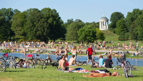 Menschen genießen den Sommertag im Stadtpark in München. — Stockfoto