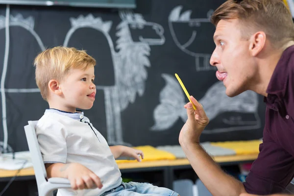 Ładny mały chłopiec o speechtherapist sesji. — Zdjęcie stockowe