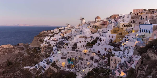 Oia falutól napkeltekor, Santorini-sziget, Görögország. — Stock Fotó