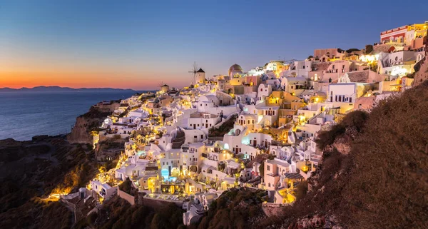 Село Оя на заході сонця (острів Санторіні, Греція).. — стокове фото