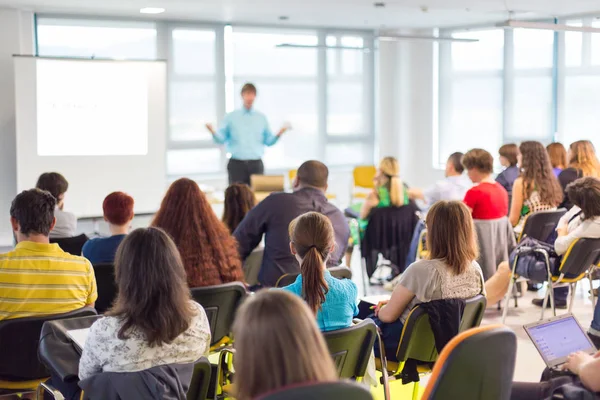 Föredragshållare med presentation om företagskonferens. — Stockfoto