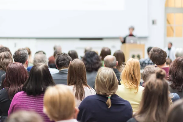 Vrouw geeft presentatie in collegezaal op de universiteit. — Stockfoto