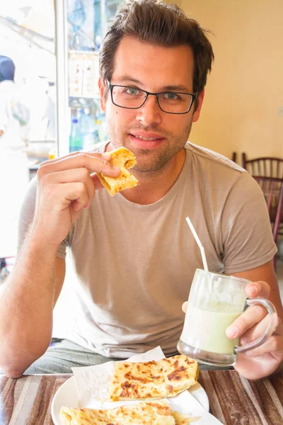 男のコーヒー ショップで伝統的なモロッコ式朝食を食べる. — ストック写真