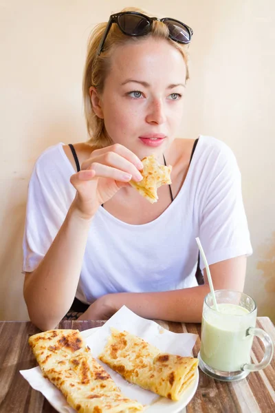 Mujer comiendo desayuno tradicional marroquí en cafetería . — Foto de Stock