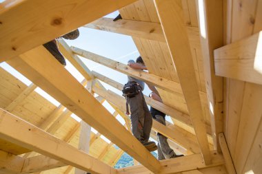 Ahşap çatı konstrüksiyonu ile iş yerinde üreticileri.