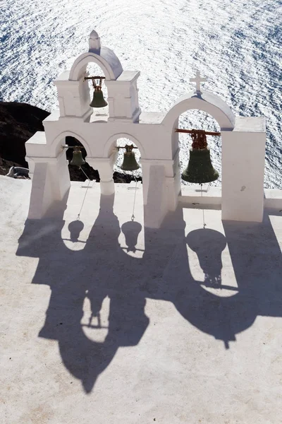 Turnul clopotniță tradițional în satul Oia din Insula Cyclades, Santorini, Grecia . — Fotografie, imagine de stoc